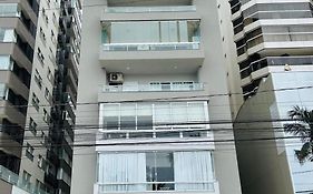 Avenida Atlântica, beira mar, pé na areia